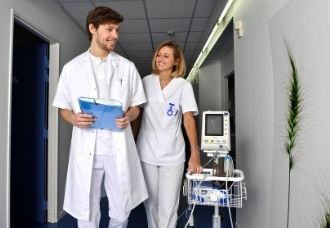 Blouse médicale : un indispensable de la tenue des professionnels de santé